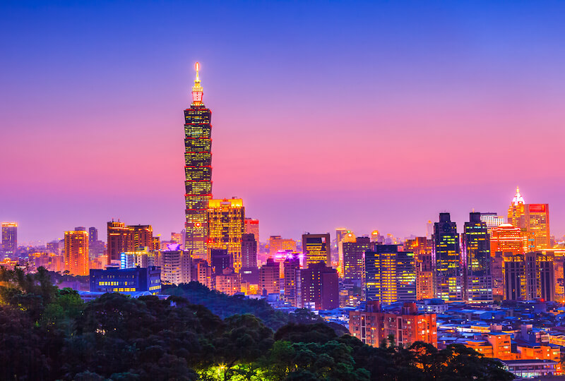 Taipei at Night: Din Tai Fung Dinner & Raohe Street Night Market Tour